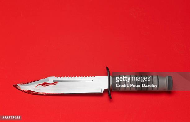 blood on knife blade - bloody knife stockfoto's en -beelden