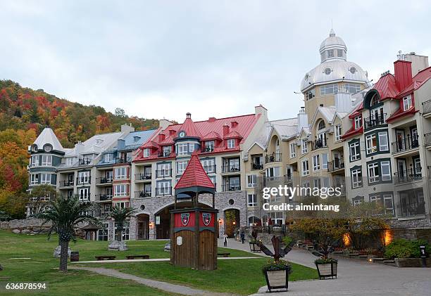 hôtel à mont tremblant resort village - mont tremblant photos et images de collection
