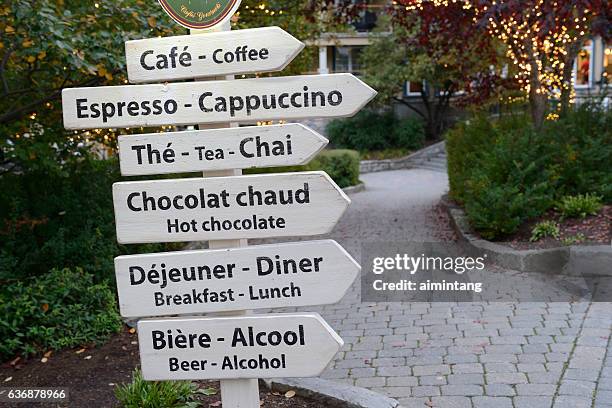 panneaux dans le village de villégiature de mont tremblant - mont tremblant photos et images de collection