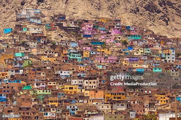 favelas of lima peru - lima perú stockfoto's en -beelden