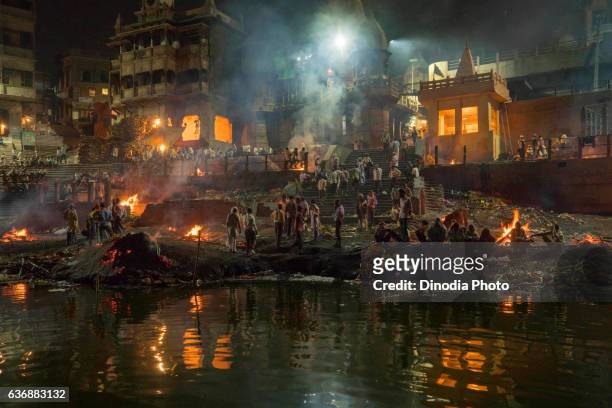 manikarnika ghat at varanasi, uttar pradesh, india, asia - varanasi stock-fotos und bilder