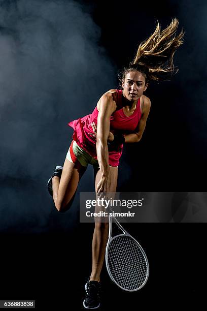 playing tennis at court - tennis woman stockfoto's en -beelden