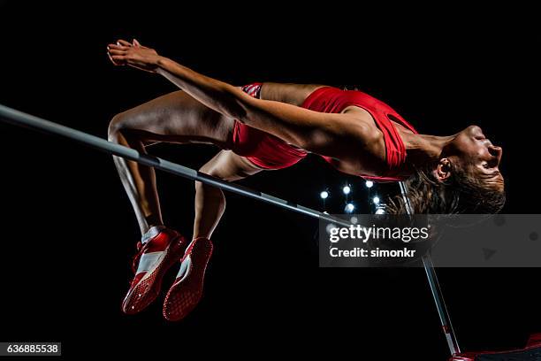 hochspringer leistung - woman long jump stock-fotos und bilder