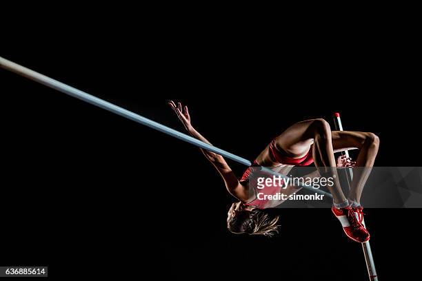 rendimiento del saltador de altura - salto con pértiga fotografías e imágenes de stock