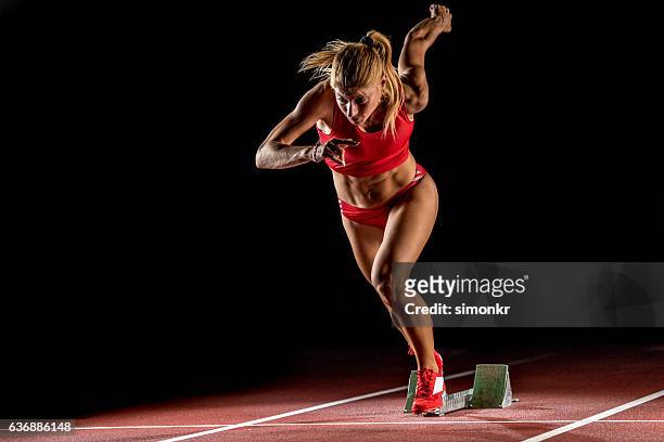athlete at starting line - woman starting line stock pictures, royalty-free photos & images