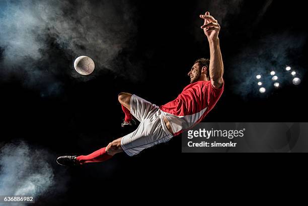 fußball spieler treten  - fußballspieler stock-fotos und bilder