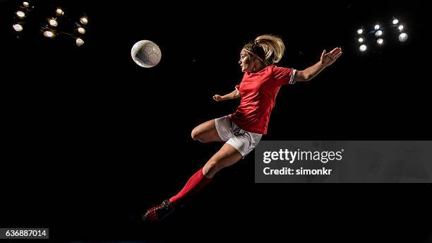 jugador de fútbol coleando  - female fotografías e imágenes de stock