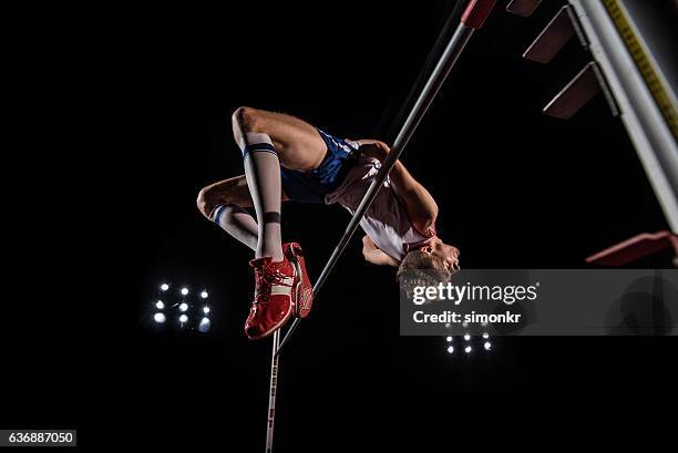 high jumper performing - mens pole vault stockfoto's en -beelden