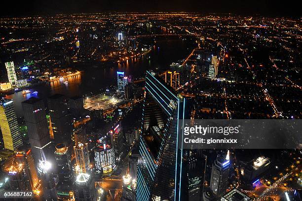 shanghai stadtbild, von shanghai tower aussichtsplattform aus gesehen - postmodern stock-fotos und bilder