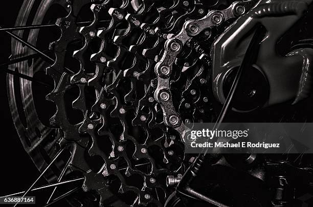 mountain bike chain cassette close-up - link chain part stock pictures, royalty-free photos & images