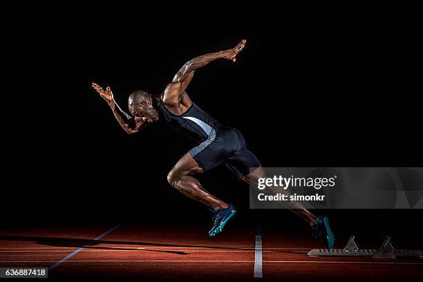 athlete at starting line - starting block stockfoto's en -beelden