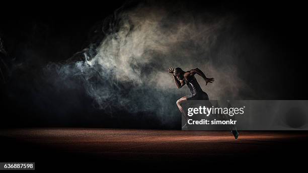 athlete running - concentratie stockfoto's en -beelden