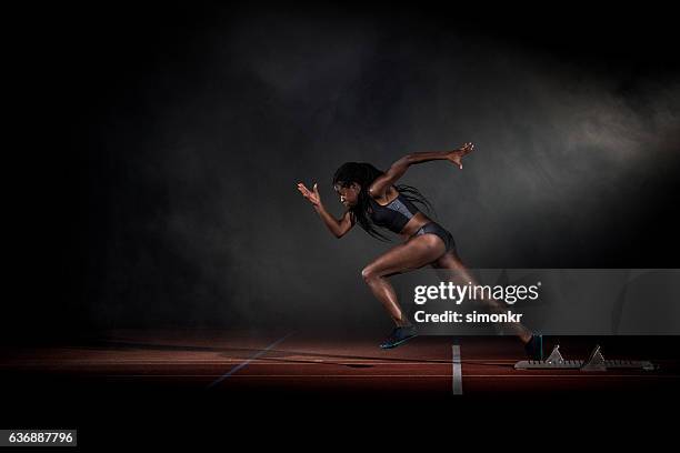 atleta en la línea de salida - sports track fotografías e imágenes de stock
