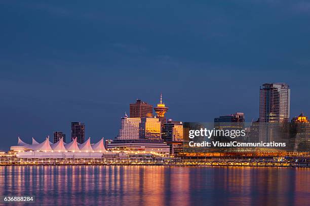 vancouver stadt skyline nach sonnenuntergang. - vancouver skyline stock-fotos und bilder