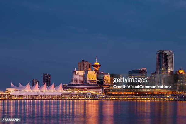 horizonte de la ciudad de vancouver después de la puesta del sol. - puerto de coal fotografías e imágenes de stock