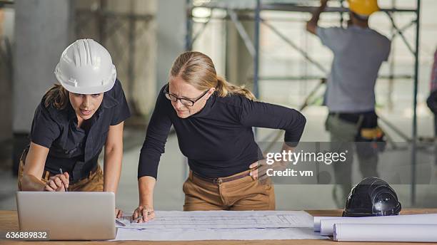 femme constructeur et femme architecte examinant les plans - architect photos et images de collection