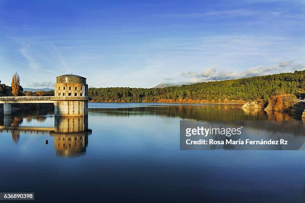 panoramic view of villar reservoir, madrid, spain - dique barragem imagens e fotografias de stock