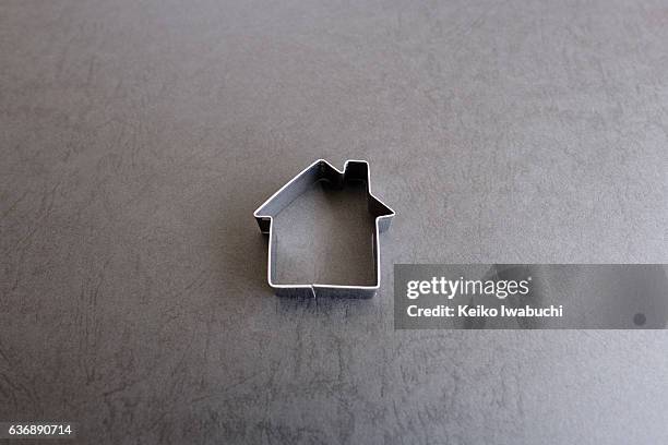 house shaped cookie cutter - pastry cutter stockfoto's en -beelden