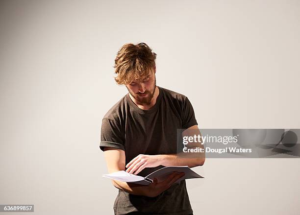 actor reading script. - scenario stockfoto's en -beelden