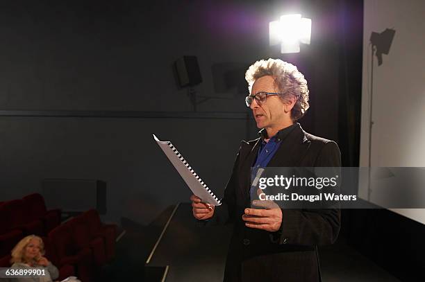 actor rehearsing on stage under spotlight. - scenario stockfoto's en -beelden