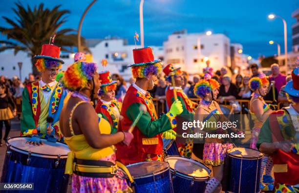 karneval auf lanzarote - arrecife stock-fotos und bilder