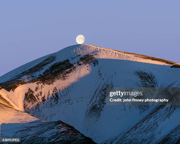 cumbrian mountains moonset at sunrise. lake district national park. uk. - loughrigg fells stock-fotos und bilder