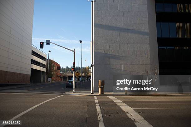 empty crosswalk - empty city foto e immagini stock