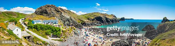 foules de touristes sur la plage de vacances d’été kynance cove cornwall - marazion-cornwall-england photos et images de collection