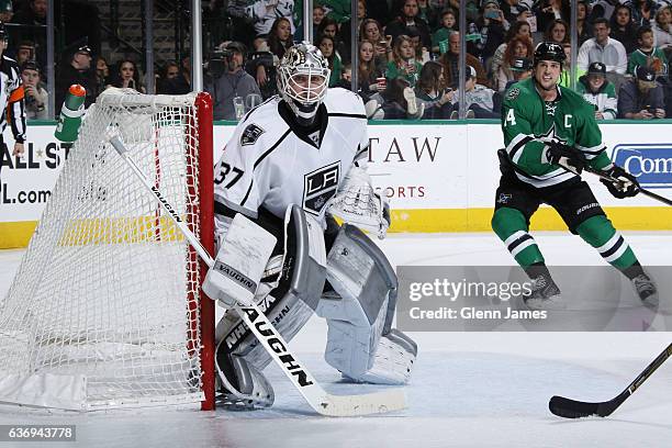 Jeff Zatkoff of the Los Angeles Kings tends goal against the Dallas Stars at the American Airlines Center on December 23, 2016 in Dallas, Texas.