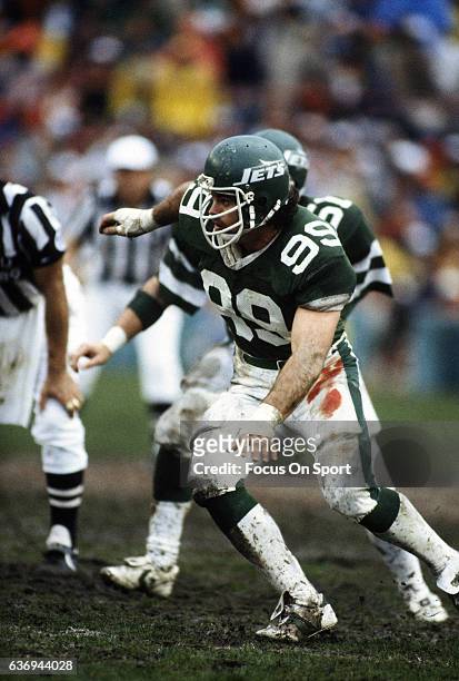 Defensive end Mark Gastineau of the New York Jets in action against the Miami Dolphins during an NFL football game circa 1982 at the Orange Bowl in...