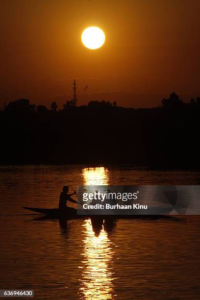sunset at dal lake, srinagar - burhaan kinu - fotografias e filmes do acervo