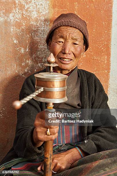 チベットを持つ女性差すホイール、上部ムスタング - ローマンタン ストックフォトと画像