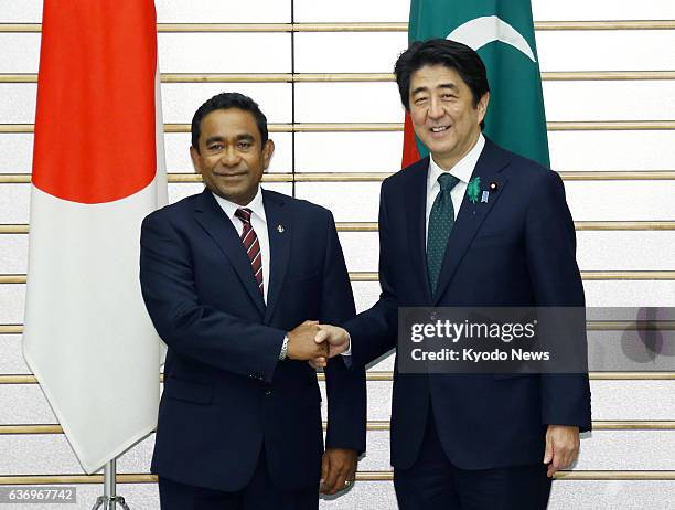 Japan - Maldives President Abdulla Yameen and Japanese Prime Minister Shinzo Abe shake hands before their meeting in Tokyo on April 15, 2014.