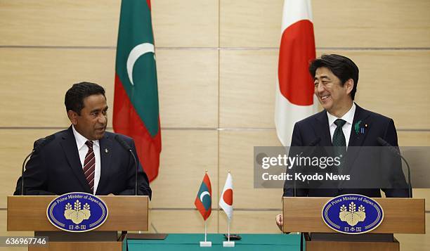 Japan - Maldives President Abdulla Yameen and Japanese Prime Minister Shinzo Abe hold a joint press conference in Tokyo on April 15, 2014.