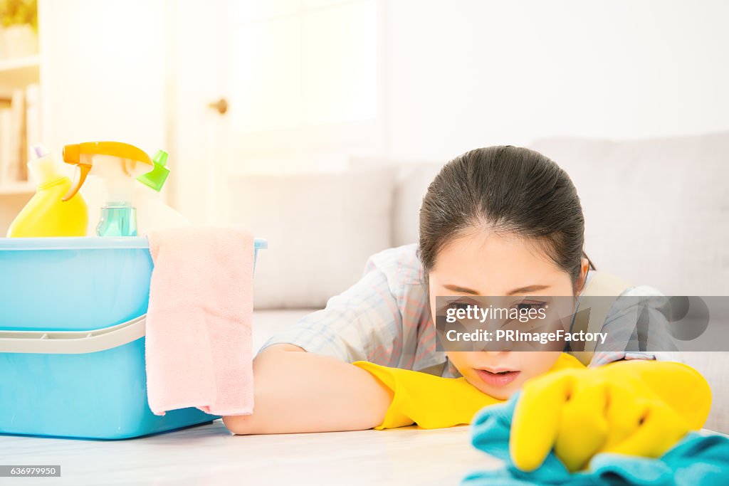 Mujer cansada sosteniendo rab con detergentes