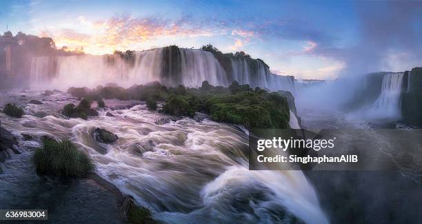 iguazu waterfalls in the morning sunrise - état de parana photos et images de collection