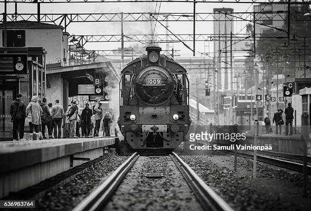 steam locomotive at tampere railway station - train à vapeur photos et images de collection