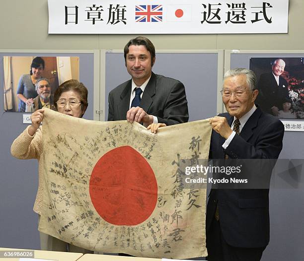WWII Japanese soldier's flag brought back to wife, Foto di attualità