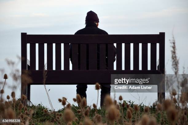 alone on the bench - mourning stock-fotos und bilder