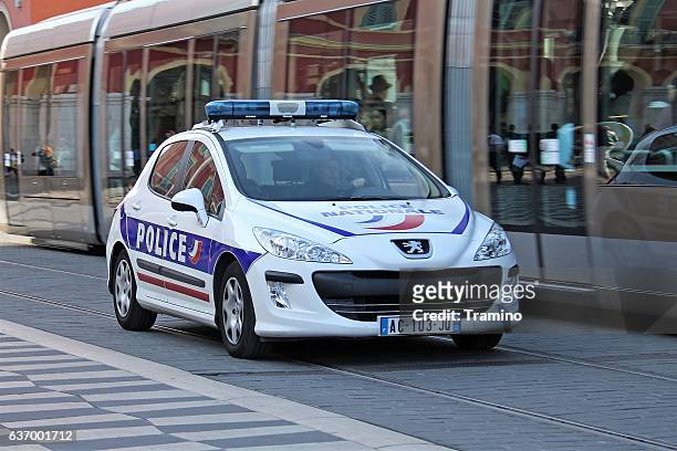 peugeot 308 auto della polizia in movimento - cultura francese foto e immagini stock