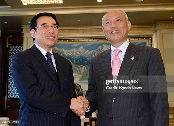 China - Tokyo Gov. Yoichi Masuzoe shakes hands with Beijing Mayor Wang Anshun before their talks in the Chinese capital on April 25, 2014.