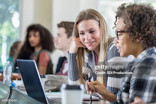 diverse college-studenten brainstormen projektideen gemeinsam - brainstormen stock-fotos und bilder