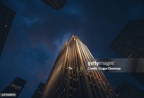 gotham city at night, new york - grattacielo foto e immagini stock