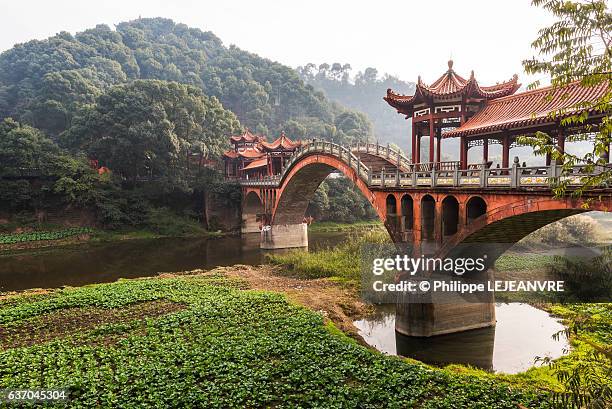 leshan - chengdu - zhuoying ancient bridge - china - chinese architecture stockfoto's en -beelden