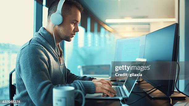 entwickler bei der arbeit. - mensch und maschine stock-fotos und bilder