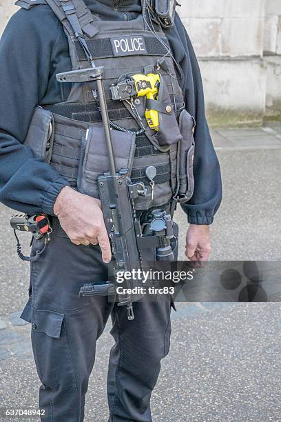 polizist in uniform mit vielen waffen - armed police uk stock-fotos und bilder