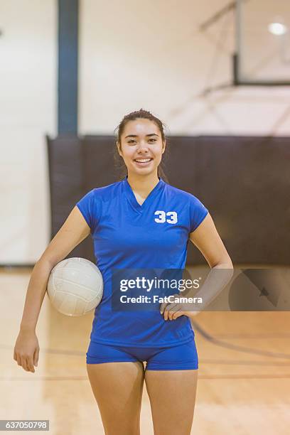 high school volleyball player posing for the camera - high school volleyball 個照片及圖片檔