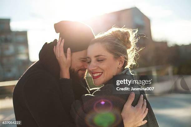 casal jovem feliz ao ar livre - casal beijando na rua imagens e fotografias de stock