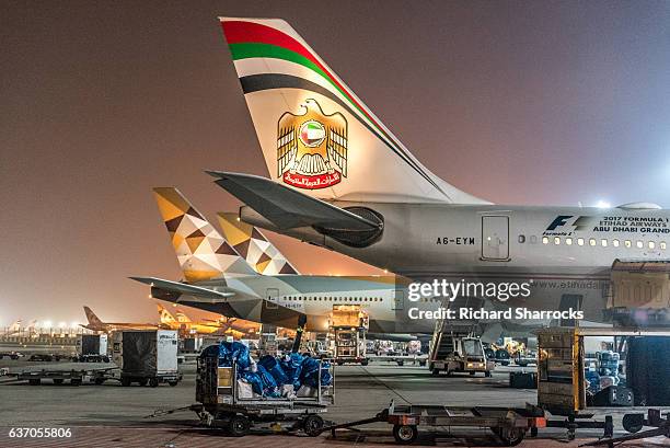 etihad boeing 777 - abu dhabi airport stockfoto's en -beelden