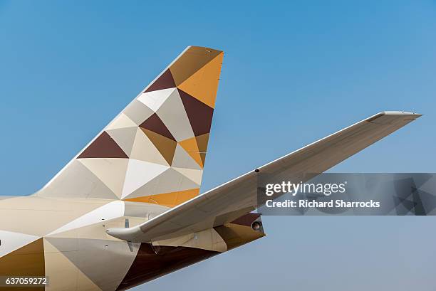 etihad boeing 777 - abu dhabi airport stockfoto's en -beelden